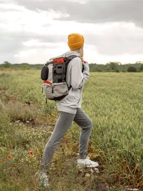 Mulher com mochila preparada para viagem